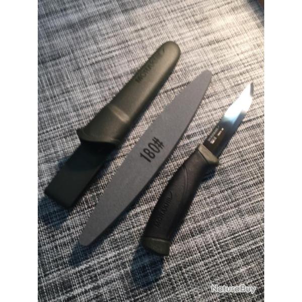 Lot ��Amazone�� avec couteau ��MORAKNIL�� et pierre