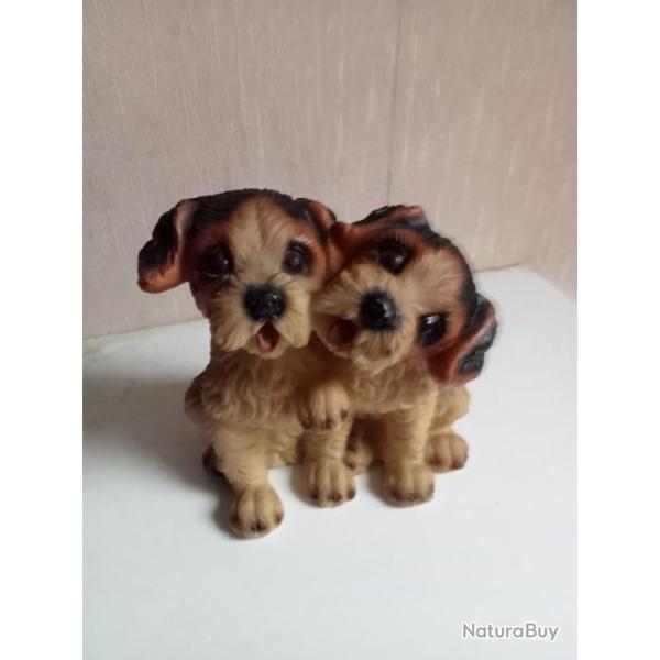 statuette petit chien en plastique hauteur 12 cm x 12 cm