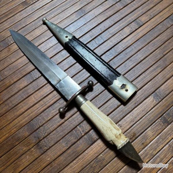 BELLE DAGUE - POIGNARD MANCHE EN OS ET CORNE SCULPT� EN PATTE DE CERF XlX �me