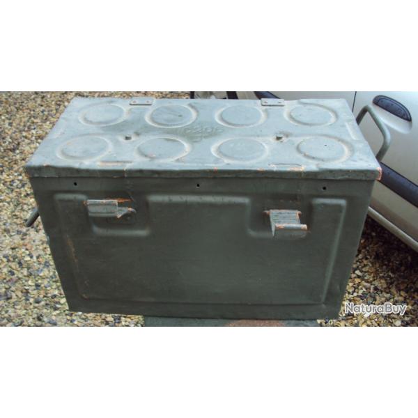 grande caisse � munitions  en m�tal parfait �tat