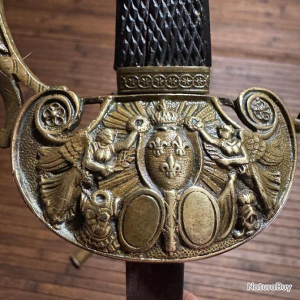BEAU SABRE TYPE OFFICIER SUPERIEUR DE CAVALERIE PLATEAU BRONZE A TROIS FLEURS DE LYS MOD�LE ENFANT