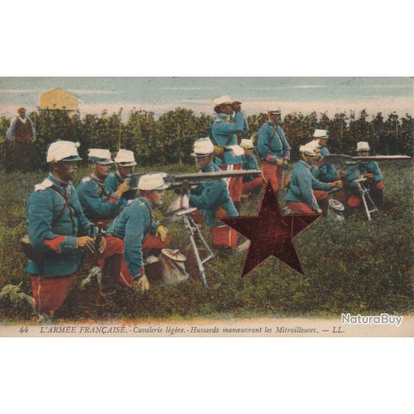 CPA - Militaire- L ARM�E  FRAN�AISE -Cavalerie l�g�re -Hussards Manoeuvrant les Mitrailleuse  N�082