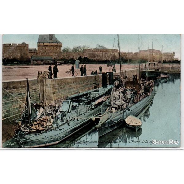 CPA -Marine Militaire -  St-MALO - Torpilleurs dans le Bassin a Flot L'Heure de la Soupe N�1159