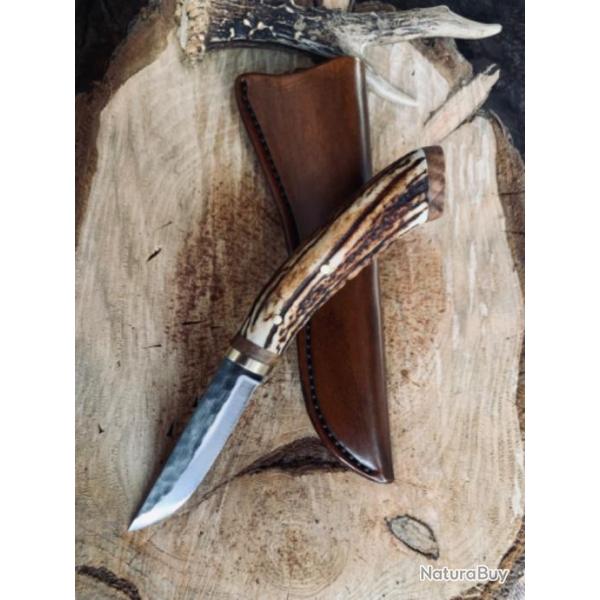couteau de chasse d'artisan / lame martel�e / ronce de noyer / bois de cerf