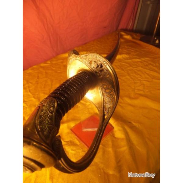 Sabre officier mod�le 1855 Fran�ais  poign� bronze avec joli d�cor de feuillage.