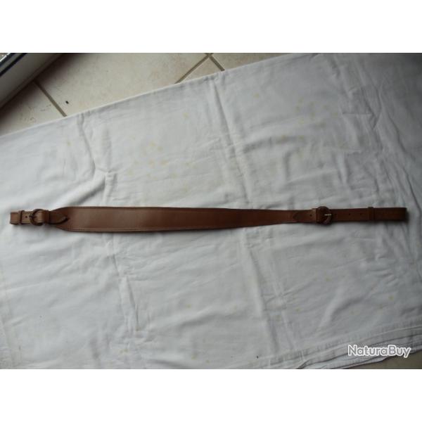 Bretelle ancienne neuve pour carabine, large , tout cuir et molletonn�e genre velours.