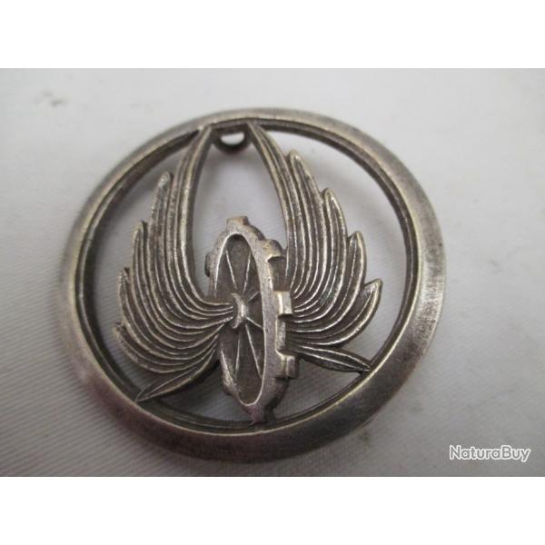 a determiner - un insigne  militaire de beret   drago