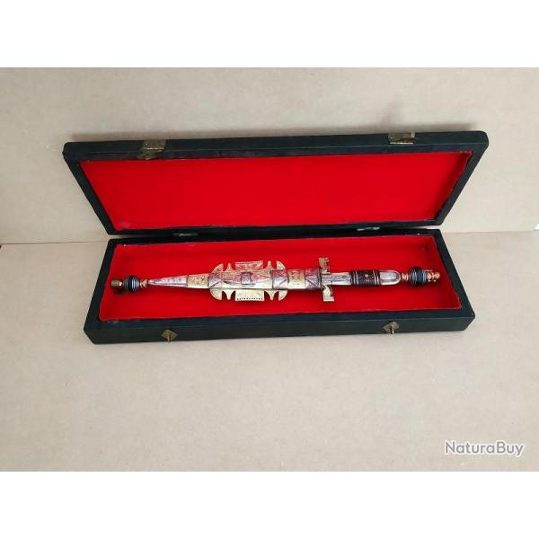 Grand poignard orientaliste - Collection Jean-Claude Brialy - Coffret - Provenance document�e