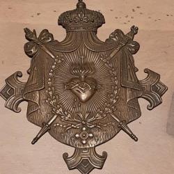 Plaque insigne imp&eacute;riale en cuivre ou laiton estomp&eacute; p&eacute;riode Empire. 12cm x 14cm.