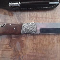 Couteau pliant avec &eacute;tui.