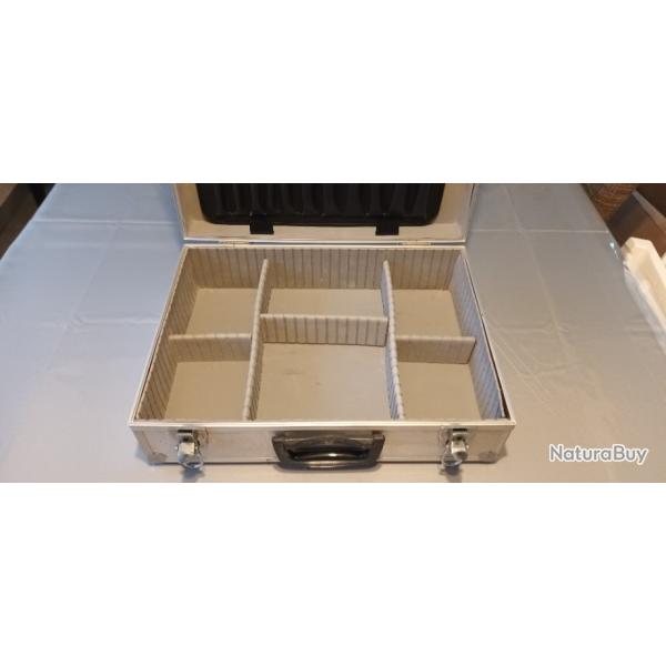 mallette valise de bureau ou outillage genre alu avec serrures  clef