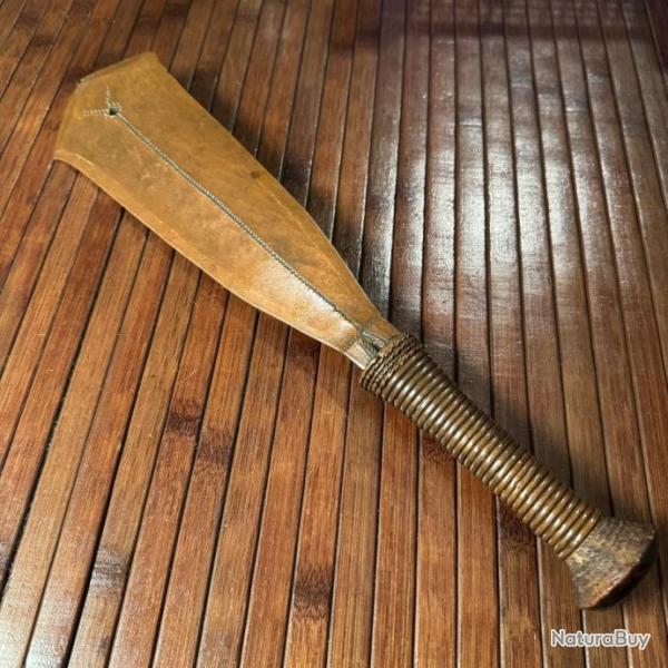 RARE COUTEAU BASAKPWA EN CUIVRE MASSIF DE LA TRIBU  DES YAKOMA GONGO AFRIQUE