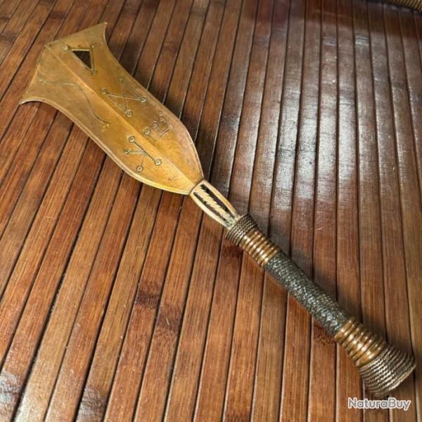 RARE COUTEAU BASAKPWA EN CUIVRE ROUGE DE LA TRIBU DES YAKOMA DU GONGO AFRIQUE