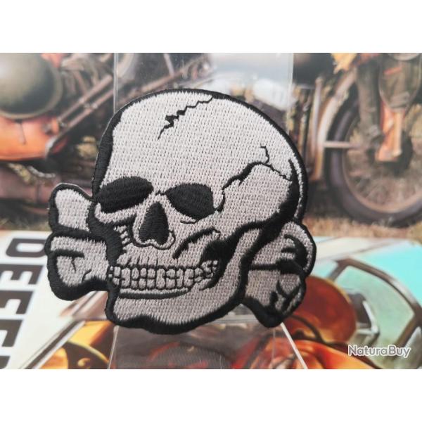 Patch t�te de mort - Hauteur : 70 mm  Largeur : 70 mm ( A coudre ou � coller au fer � repasser)