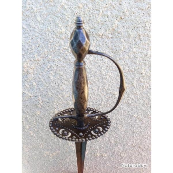 EPEE A PAS D ANE  TOUT ACIER 18Eeme  . DIT A LA MOUSQUETAIRE .  BEL ETAT  . LAME AVEC GRAVURES  .