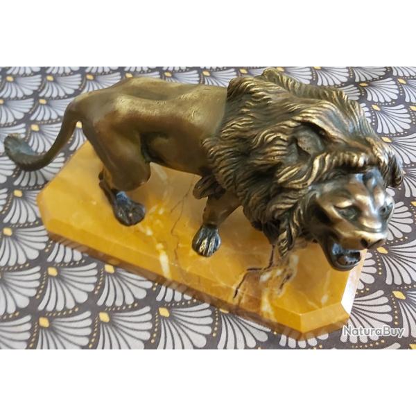 Sculpture bronze repr�sentant un Lion rugissant