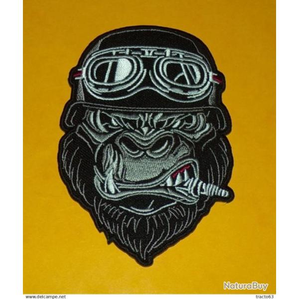 TISSU PATCH : BIKER GORILLE FUMANT  , DIAMETRE 9CM , BON ETAT VOIR PHOTOS . POUR TOUT RENSEIGNEMEN