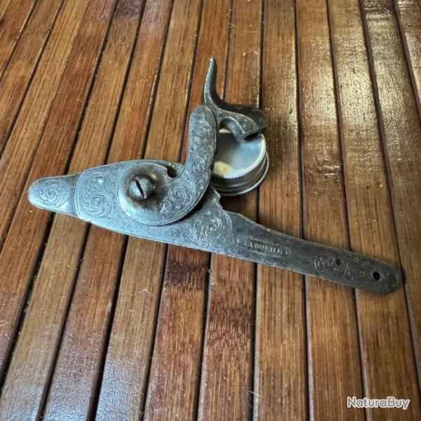 RARE PLATINE GRAV�E A PERCUSSION DROIT SIGN�E LAROCHE A PARIS