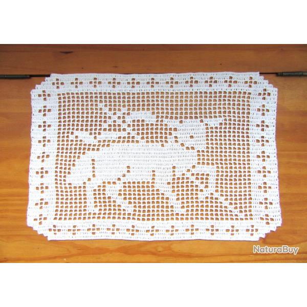 Agneau Pascal napperon dentelle crochet fait main. Dcoration textile en coton.
