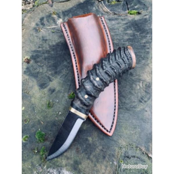 couteau d'artisan � d�pecer skinner / corne d'antilope / ronce de noyer