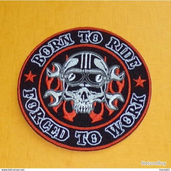 TISSU PATCH : BORN TO RIDE , FORCED TO WORK , DIAMETRE 8,5 CM , BON ETAT VOIR PHOTO . POUR TOUT RENS
