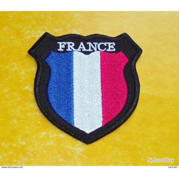 TISSU PATCH : DRAPEAU FRANCE  , DIAMETRE 9�CM , BON ETAT VOIR PHOTO . POUR TOUT RENSEIGNEMENT ME CON