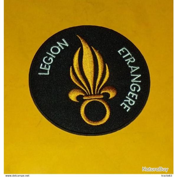 TISSU PATCH : LEGION ETRANGERE , FLAMME DOREE SUR FOND NOIR� , DIAMETRE 9 CM , BON ETAT VOIR PHOTO .