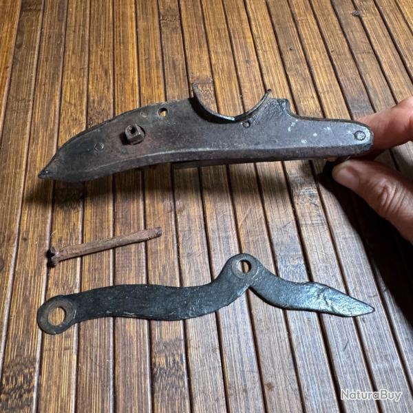 PLATINE R�GLEMENTAIRE ? AVEC SES RESSORTS ET NOIX DE CARR�E , VIS ET CONTRE PLATINE