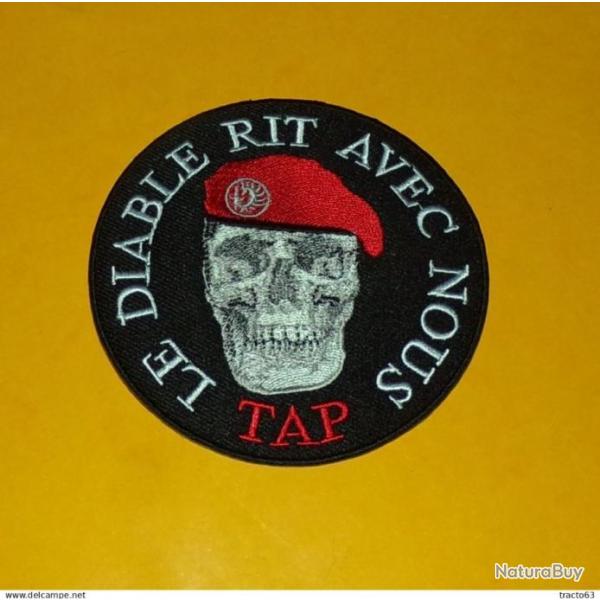 TISSU PATCH :�PARACHUTISTES T.A.P LE DIABLE RIT AVEC NOUS  , DIAMETRE 9�CM , BON ETAT VOIR PHOTOS .