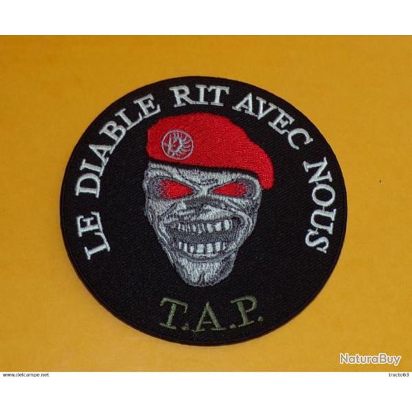 TISSU PATCH :�PARACHUTISTES T.A.P ( EN VERT )  LE DIABLE RIT AVEC NOUS  , DIAMETRE 9�CM , BON ETAT V