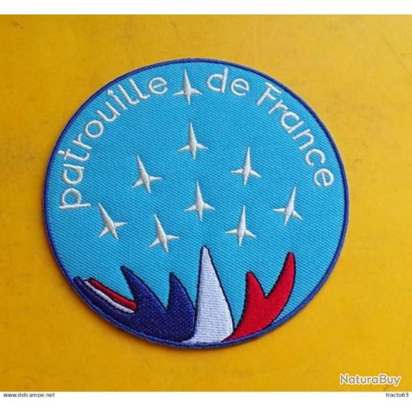 TISSU PATCH : PATROUILLE DE FRANCE AVEC FOND BLEU CLAIR  �, DIAMETRE 9 CM , BON ETAT VOIR PHOTO . PO
