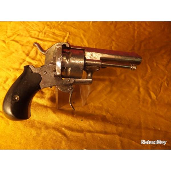 Revolver  a broche  9 mm. Carcasse ferm�e   Bon Fonctionnement.