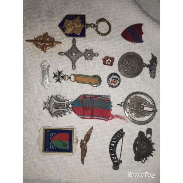 lot de 15 insignes/m�dailles/b�ret/pucelles militaires fran�ais et autres