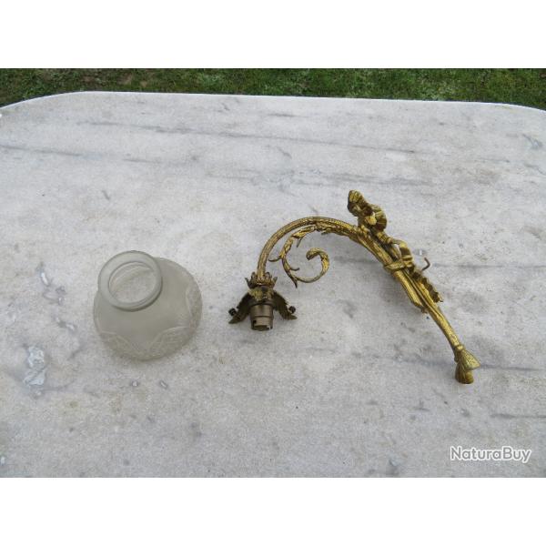 Ancienne applique murale � un bras de lumi�re en bonze dor� � d�cor de noeud de style Louis XVI (XX�