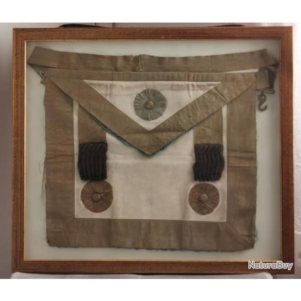 Tablier de maitre ancien , enferm� dans un cadre en bois (objet de mus�e)