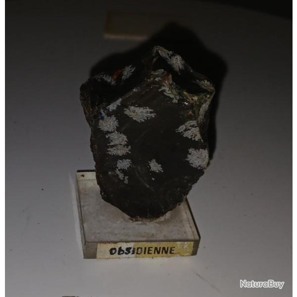 PIERRE OBSIDIENNE SUR SOCLE