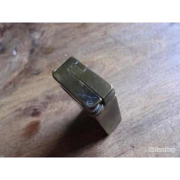 ancien briquet essence  follet d�pos�