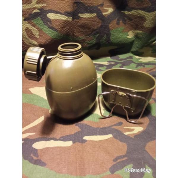 Gourde+quart plastique vert kaki , origine � v�rifier ( arm�e sud Africaine ou Kenya)