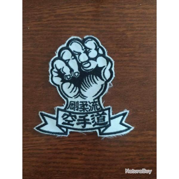 INSIGNE PATCH A COUDRE THEME KARATE POING