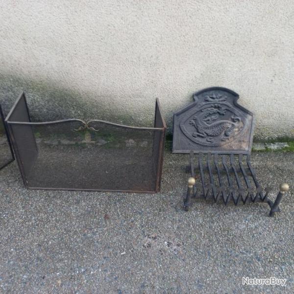lot d'objet  pour chemin�e  (  pare feu fleur de lys /  plaque dragon  /   range buche )