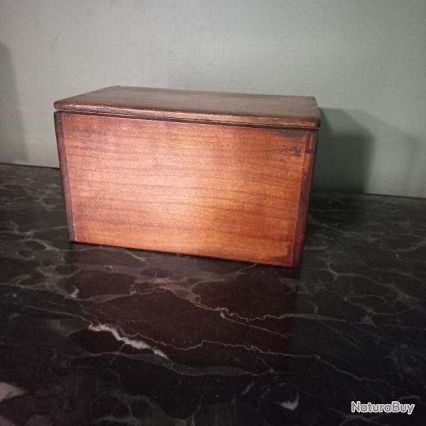 ancien petit coffret parisien � charni�re invisible