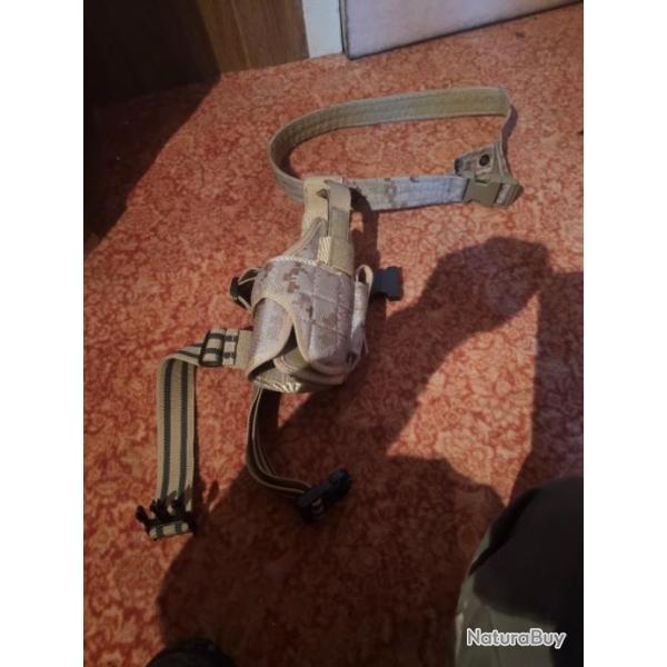 Holster adaptable toute r�plique avec lampe - couleur DESERT DIGITAL CAMO