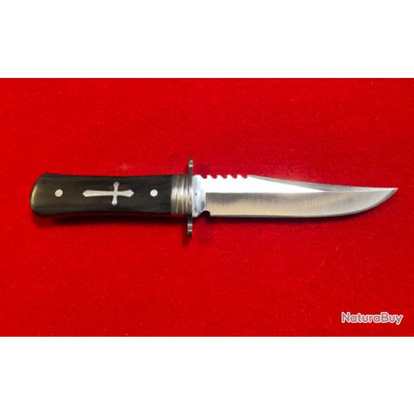 POIGNARD DE CHASSE AVEC CROIX INCRUST�E DANS LE MANCHE, LIVR� AVEC UN �TUI EN CORDURA NOIR.