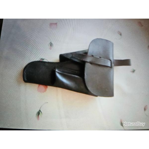 Etuis de pistolets de la de la premi�re guerre et de la derni�re guerre