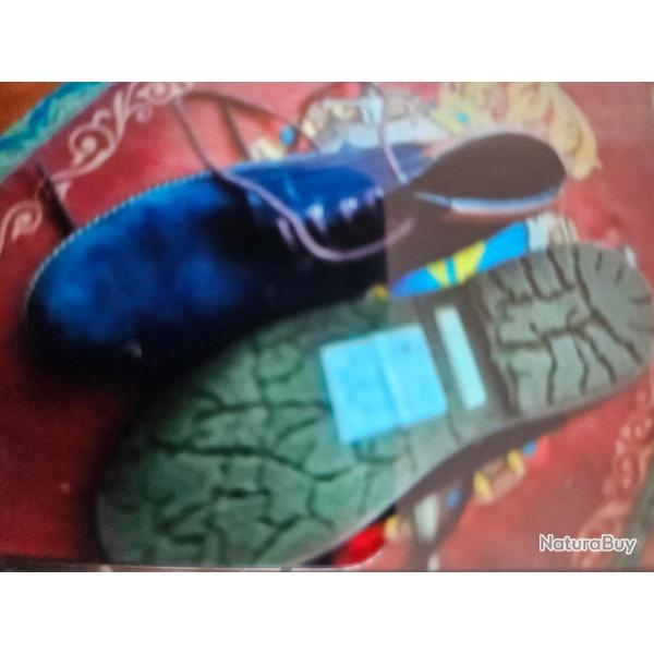 Paire de chaussures Homme Montantes de couleur Bleue NEUVES Jamais Port�es de Taille 44.