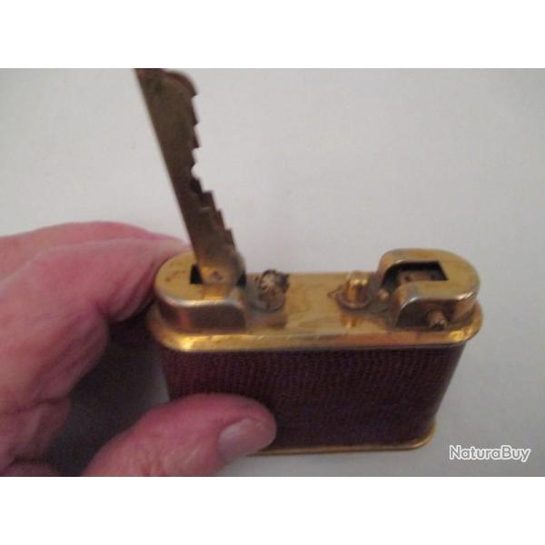 beau briquet de bureau  a essence  marque  J . CLAVERI