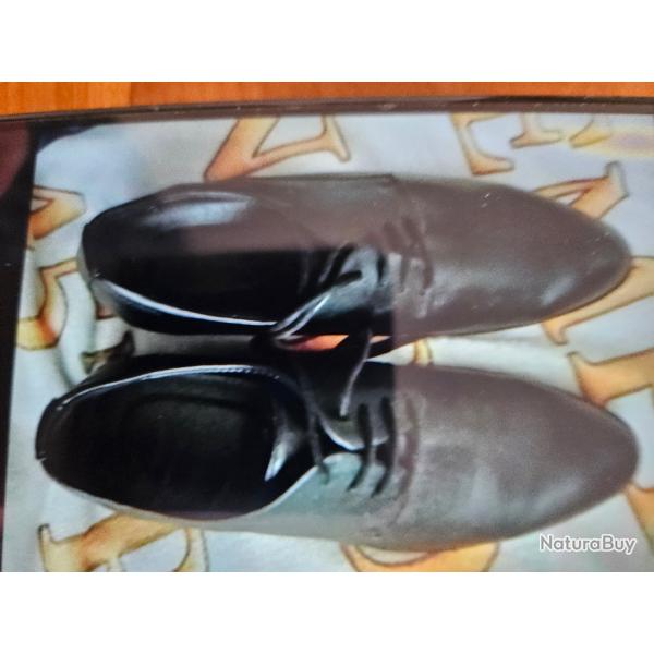 Belle Paire de Chaussures HUGO BOSS pour Homme Grises NEUVES Jamais Port�es de taille 43/44