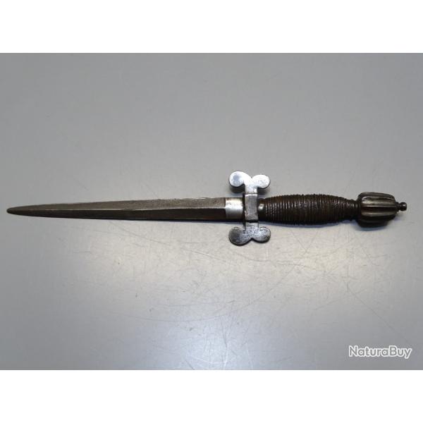 ANCIENNE DAGUE DE CHEVET OU MAIN GAUCHE FER FORGE