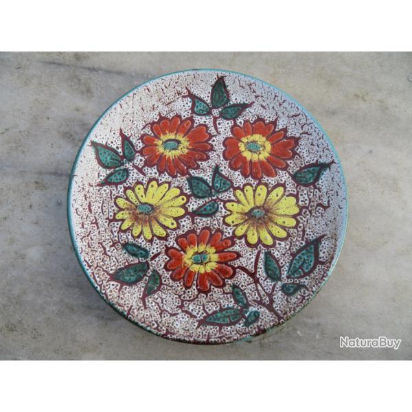 Assiette d�corative en c�ramique de Vallauris � d�cor en relief de fleurs - FRANCE (Vers 1960)