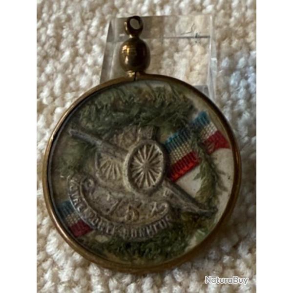 M�DAILLON  DE POILU  AVEC SON CANON DE  75    SOUVENIRS.  WW 1